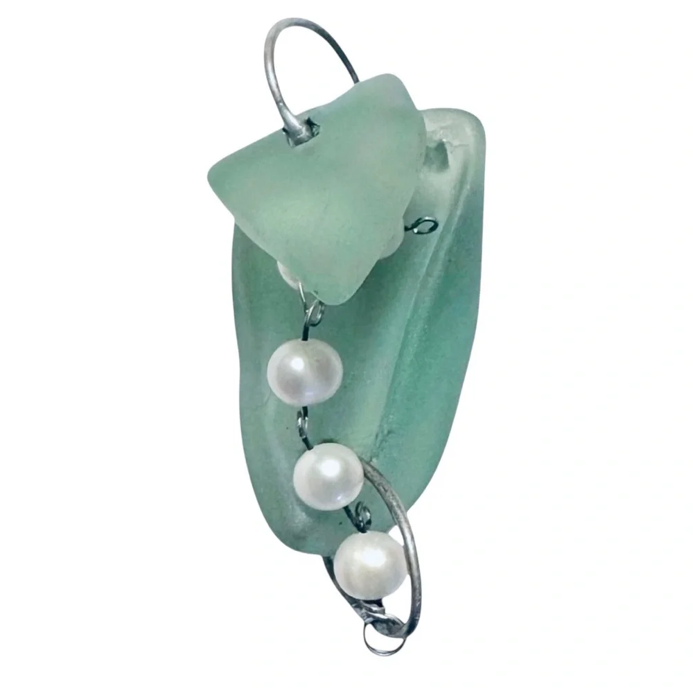 Handcrafted Green Sea Glass Pea Pod Pendant Necklace with Faux Pearls - Picture 3 of 6